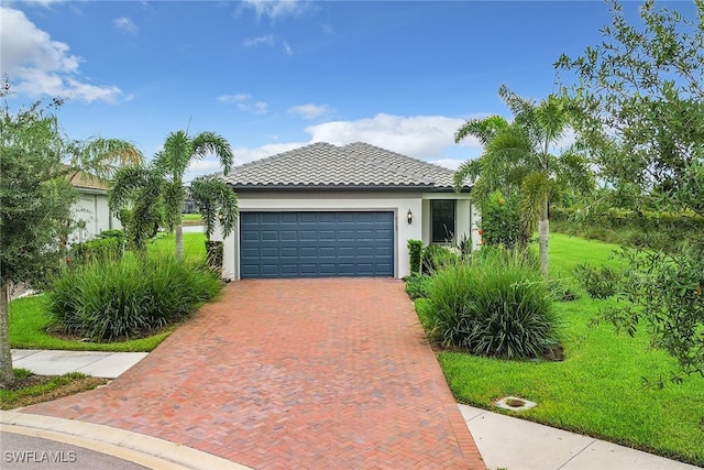 view of front facade featuring a garage and a front yard