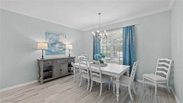 dining space featuring crown molding, light hardwood / wood-style flooring, and a chandelier