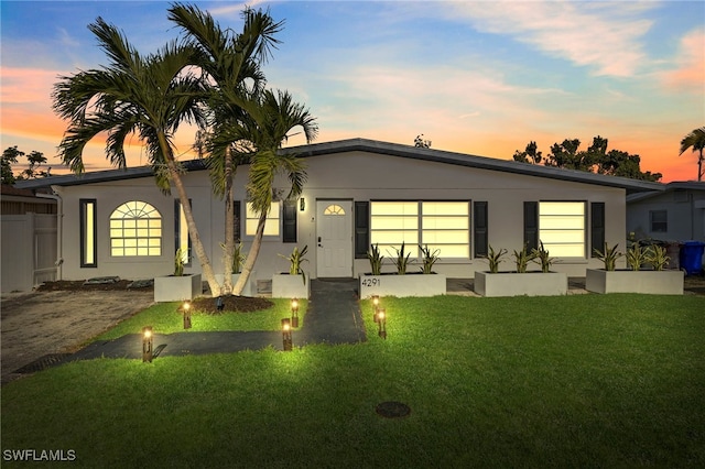 view of front of house featuring a lawn