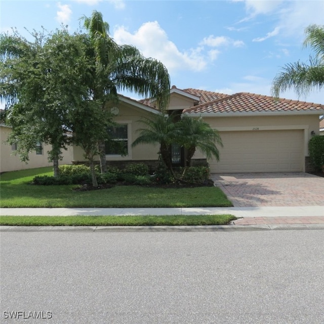 view of front of house featuring a garage and a front yard