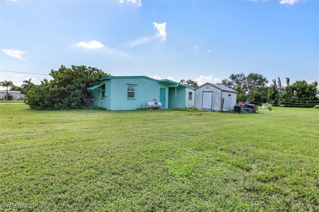 view of yard with an outdoor structure