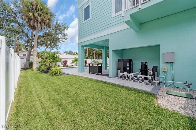 view of yard featuring a patio area and outdoor lounge area