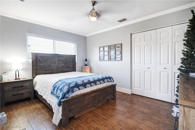 bedroom featuring ornamental molding, ceiling fan, dark hardwood / wood-style flooring, and a closet