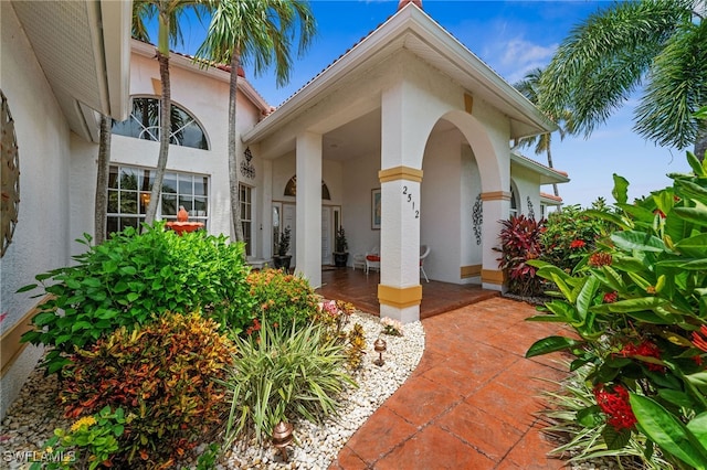 entrance to property with stucco siding