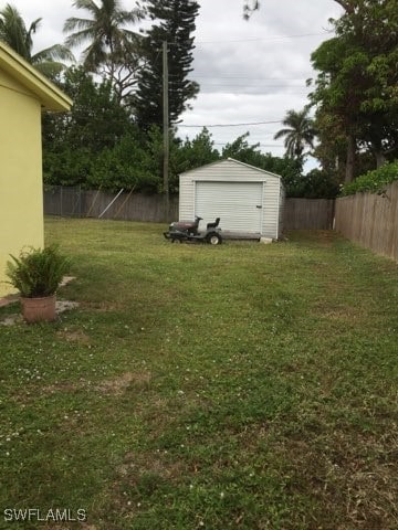 view of yard featuring a shed