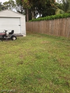 view of yard featuring an outdoor structure