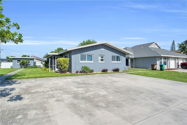 ranch-style house featuring a front yard