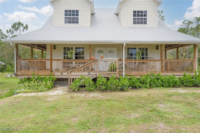 farmhouse featuring a front yard