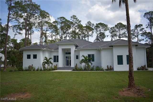 view of front facade featuring a front lawn