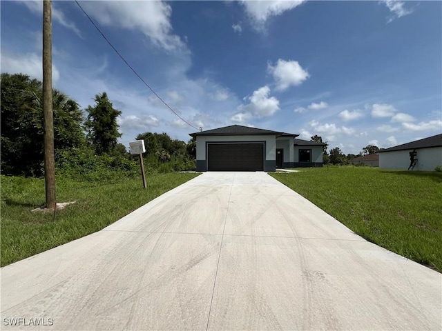 view of front of home with stucco siding, an attached garage, driveway, and a front yard