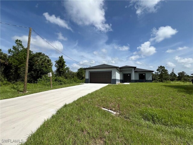 view of front facade featuring a front yard and a garage