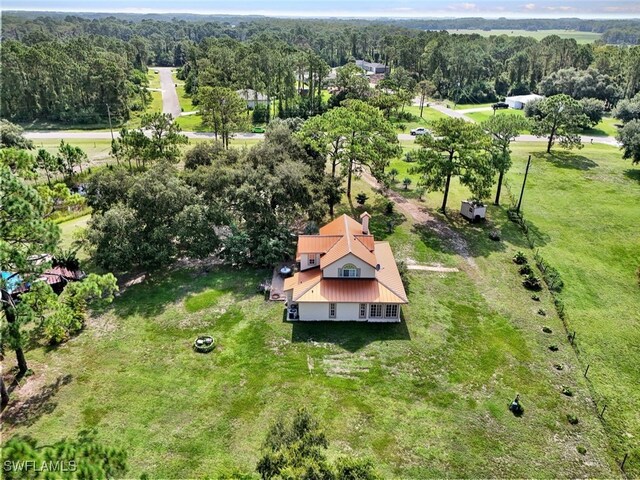 birds eye view of property featuring a forest view