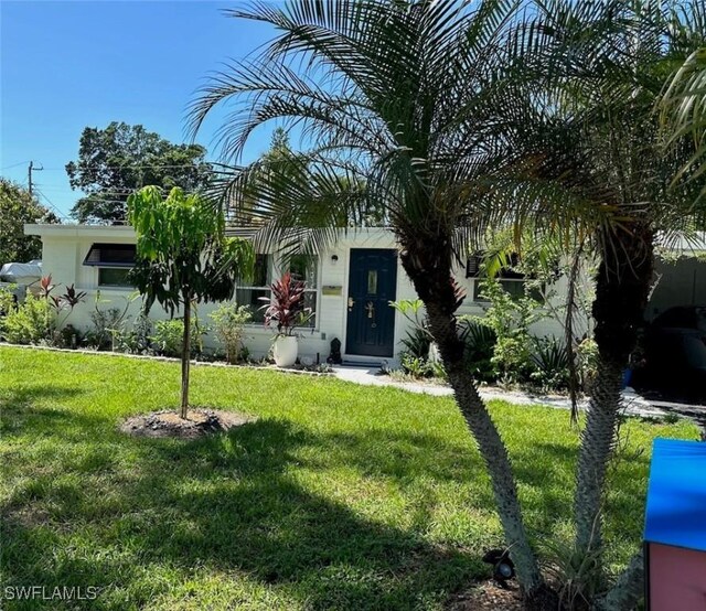 view of front of home featuring a front lawn