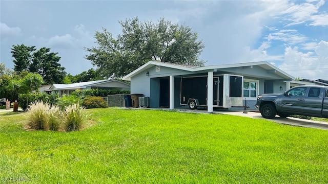 view of front of house featuring a carport and a front lawn