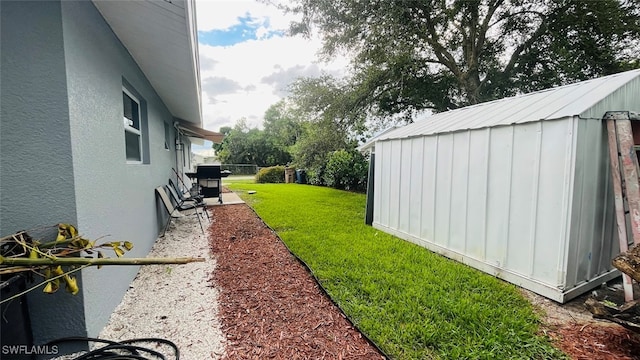 view of yard with a storage unit