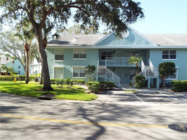 view of front facade with a front lawn