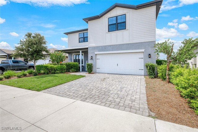 view of front property featuring a garage