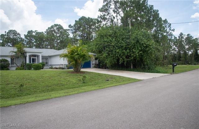 view of front facade featuring a garage and a front yard