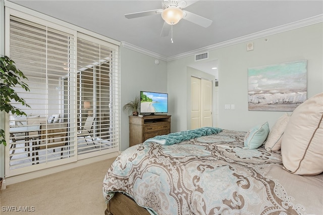 bedroom featuring ceiling fan, crown molding, a closet, and carpet