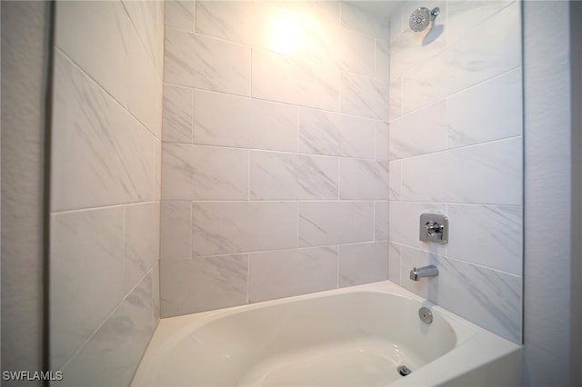 bathroom featuring tiled shower / bath