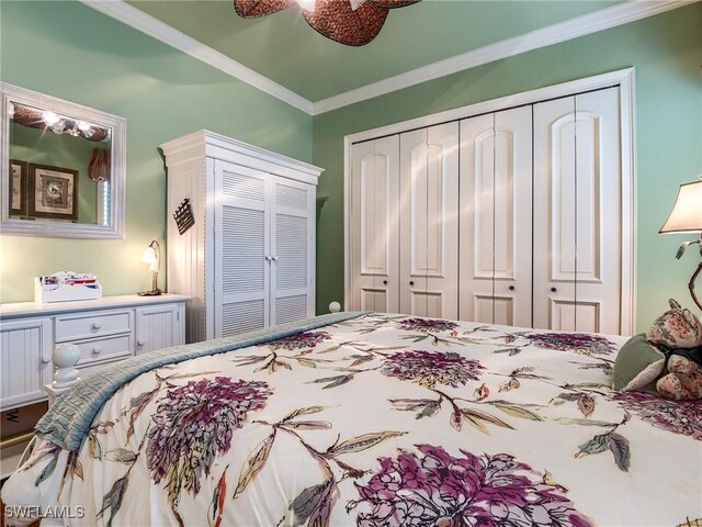 bedroom with ceiling fan, ornamental molding, and a closet