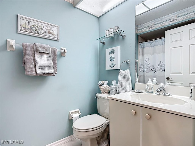 full bath featuring a shower with curtain, vanity, toilet, and baseboards