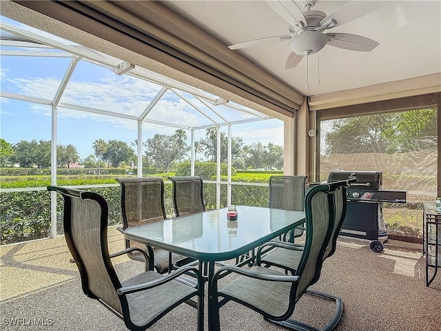 sunroom with ceiling fan