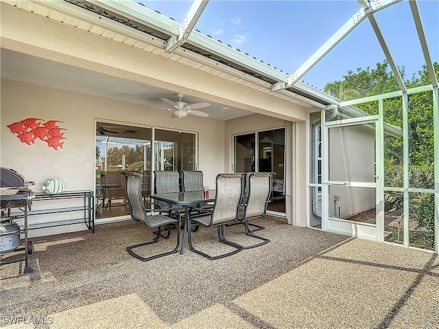 sunroom with ceiling fan