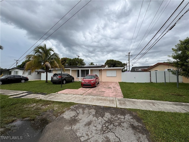 view of front of home featuring a front yard