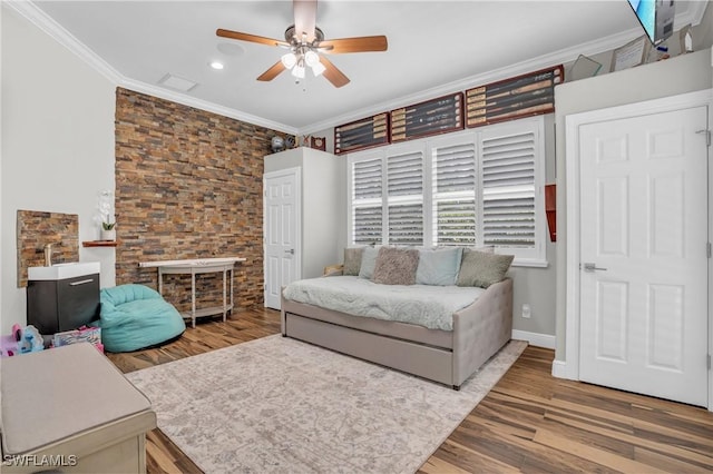 living area with ceiling fan, visible vents, crown molding, and wood finished floors