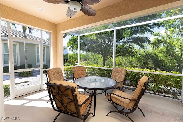 sunroom with ceiling fan