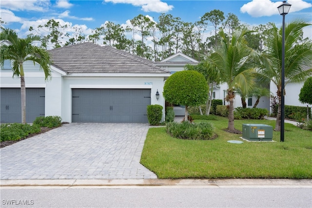 view of front of home featuring a front yard and a garage