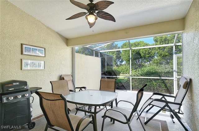 sunroom with ceiling fan