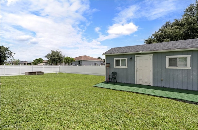 view of yard with an outdoor structure