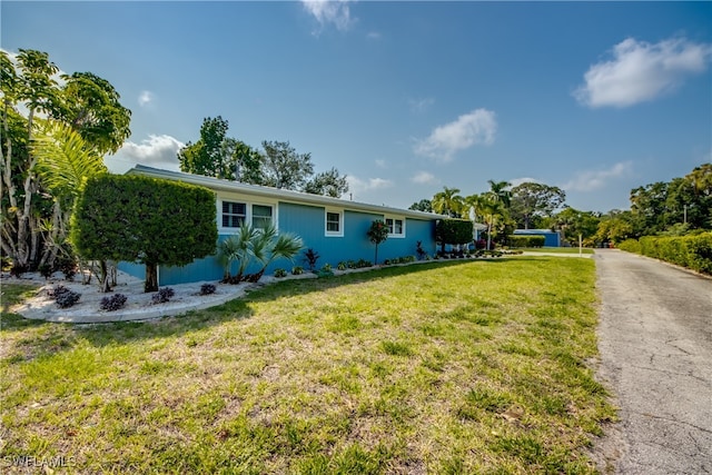 single story home featuring a front yard