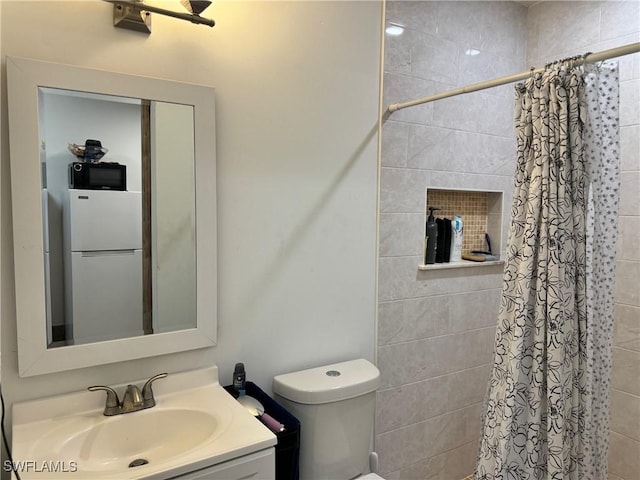 bathroom featuring vanity, a shower with shower curtain, and toilet