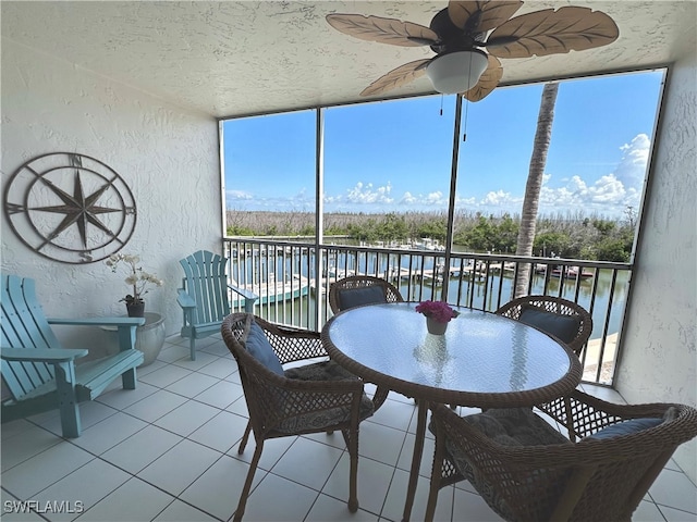 sunroom with ceiling fan