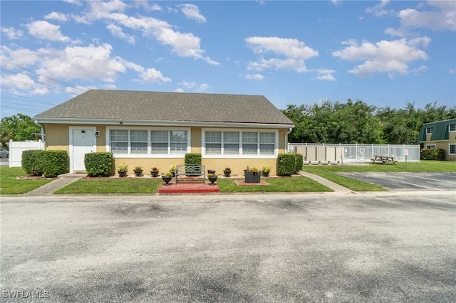 view of front facade with a front yard