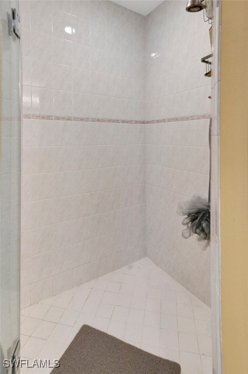 bathroom featuring tiled shower