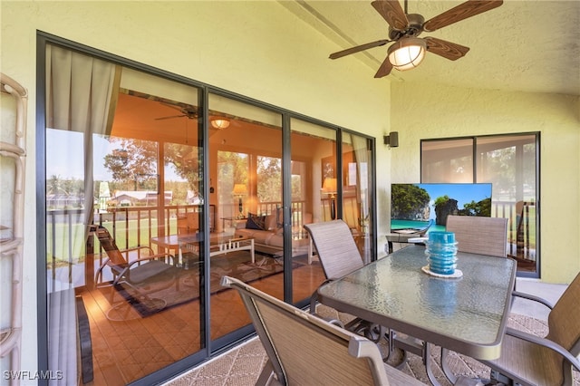 sunroom with ceiling fan