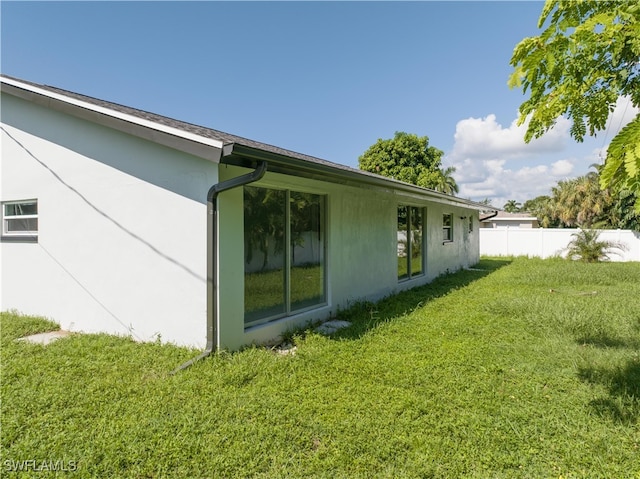 view of side of property featuring a lawn