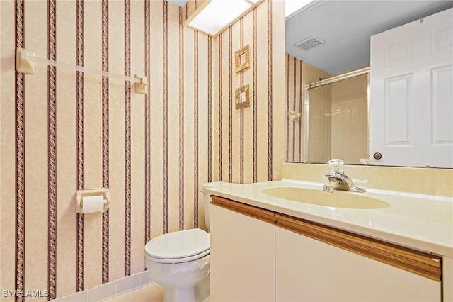 full bathroom with visible vents, toilet, an enclosed shower, vanity, and wallpapered walls