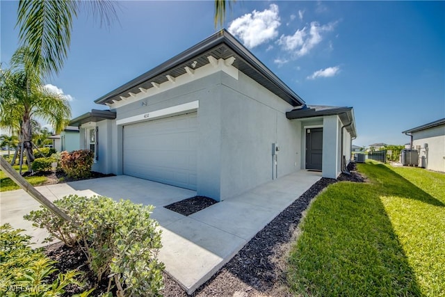 view of front of house featuring a garage, stucco siding, concrete driveway, and a front yard