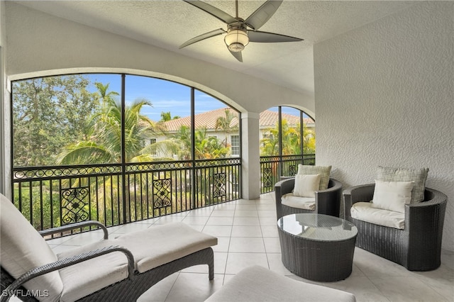 sunroom with ceiling fan