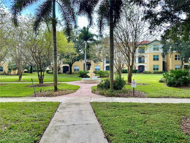 view of property's community featuring a lawn