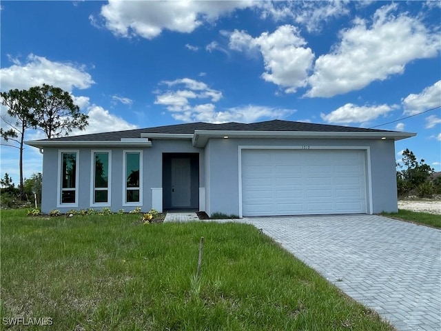 view of front facade featuring a front lawn and a garage