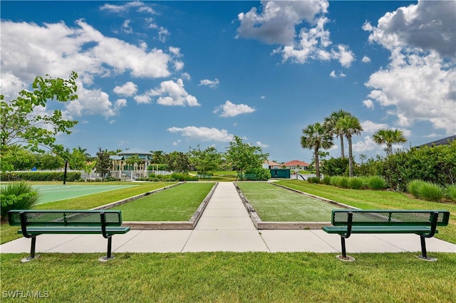 view of property's community featuring a lawn