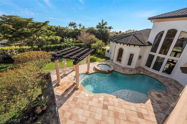 view of swimming pool with a pool with connected hot tub, a pergola, and a patio