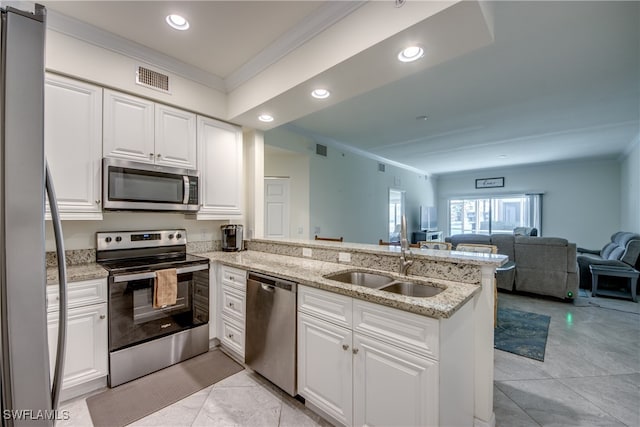 kitchen featuring sink, kitchen peninsula, and stainless steel appliances