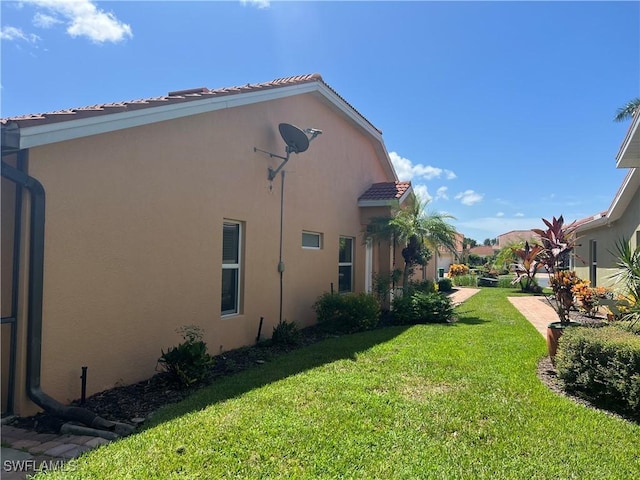 view of side of property featuring a lawn